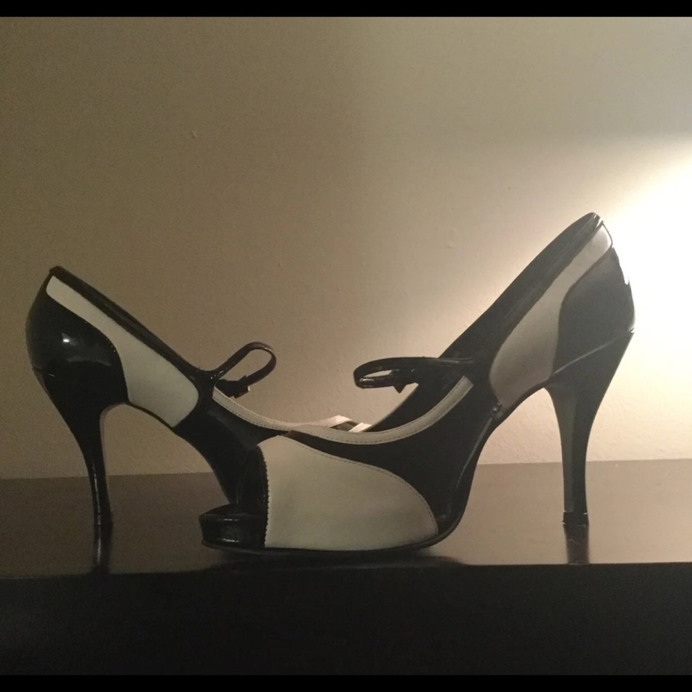 Black / white pin up inspired Carlos Santana pump